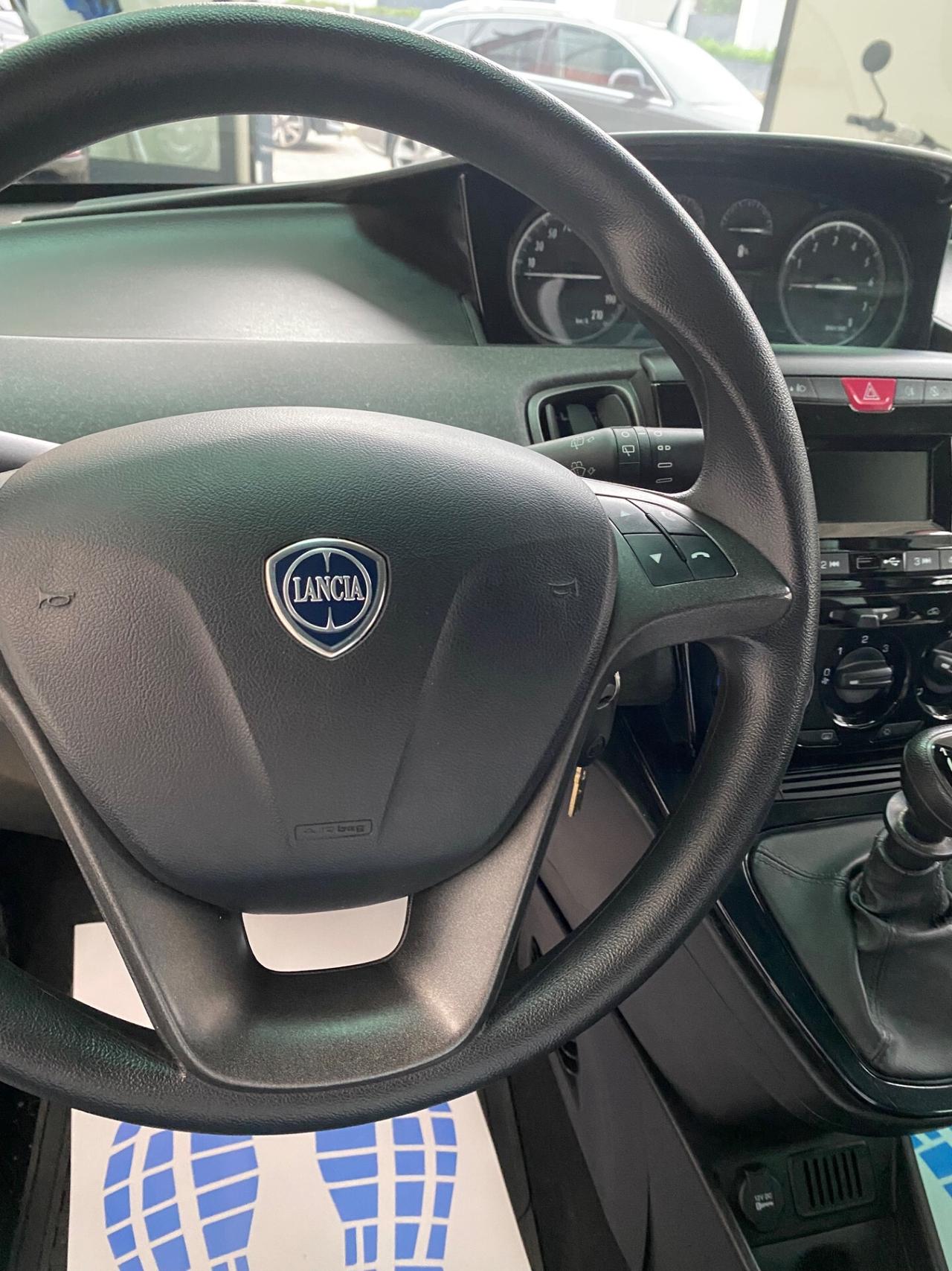 Lancia Ypsilon Hybrid Firefly