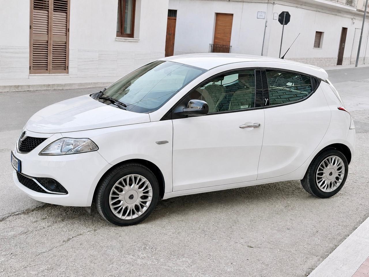 Lancia Ypsilon 1.3 MJT 95 CV 5 porte Gold