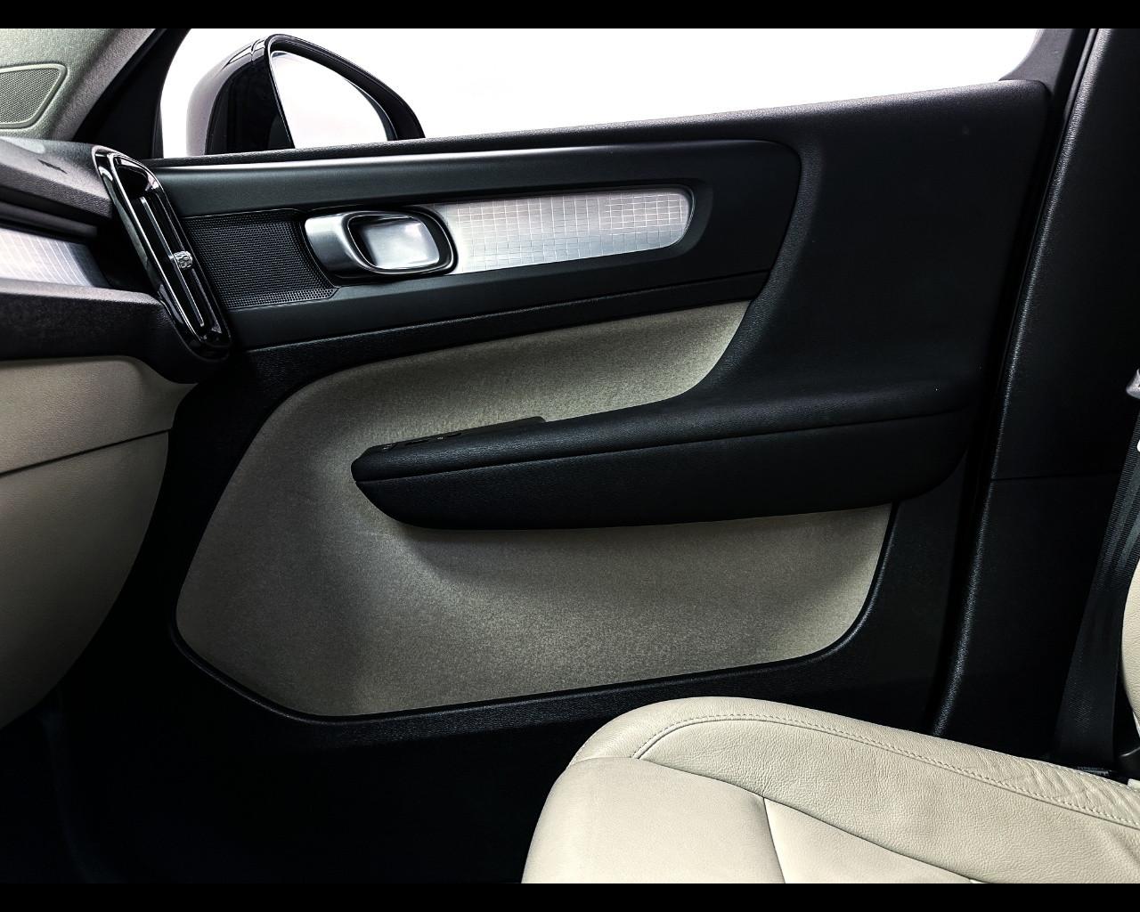 VOLVO XC40 (2017-->) - XC40 T2 Geartronic Momentum Pro N1