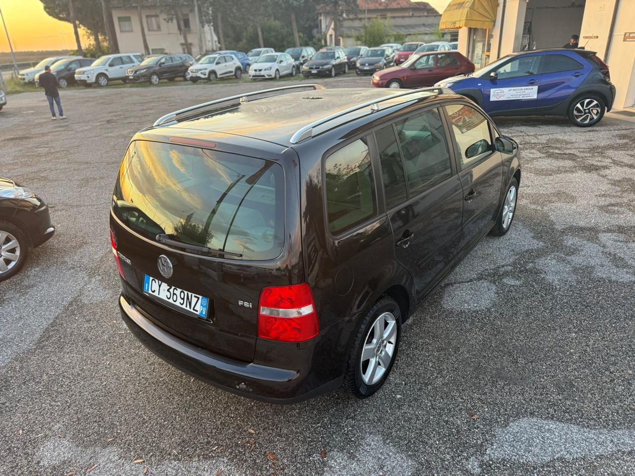 Volkswagen Touran 1.6 16V FSI Highline 7 POSTI