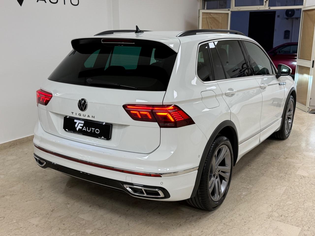Volkswagen Tiguan 2.0 TDI 150 CV DSG R-Line retro camera, luci ambiente