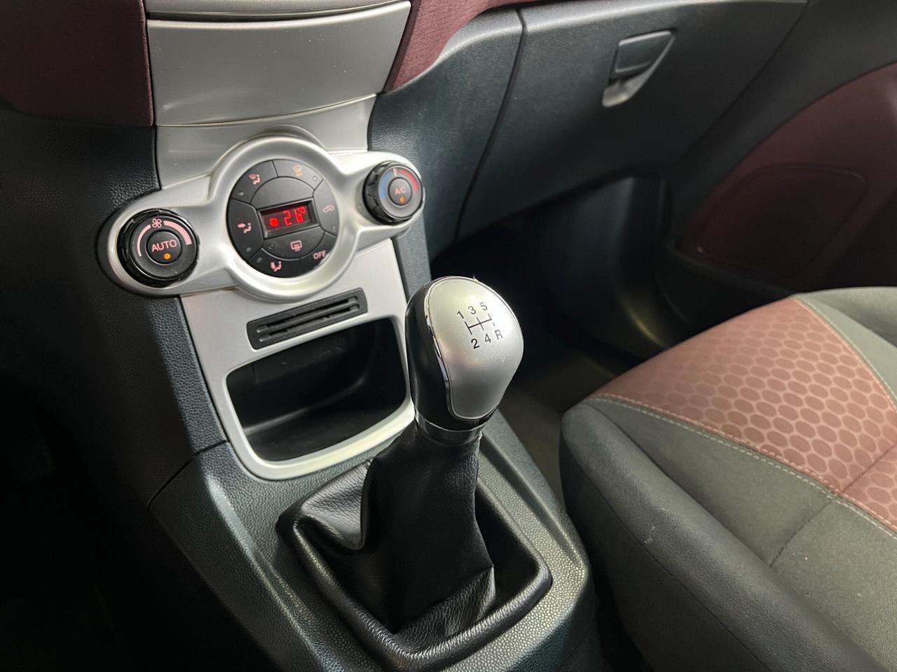 Ford Fiesta 1.2cc TITANIUM 82cv 5 PORTE x NEOPATENTATI