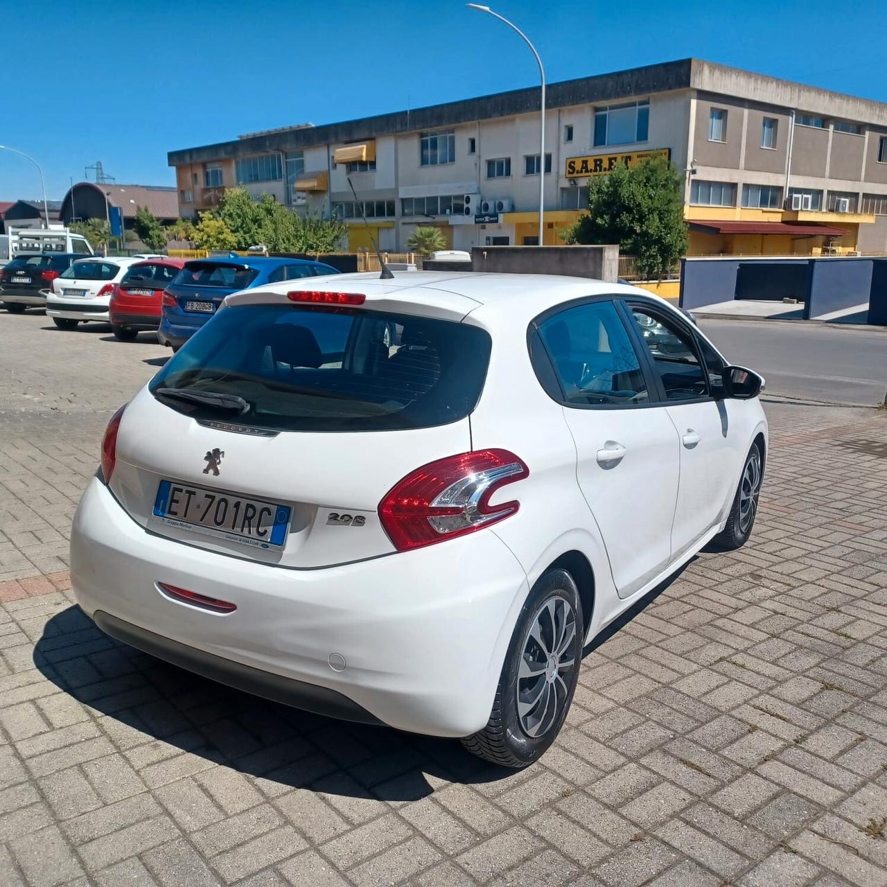 SEMBRA NUOVA PEUGEOT 208 1.4 GPL DI FABBRICA