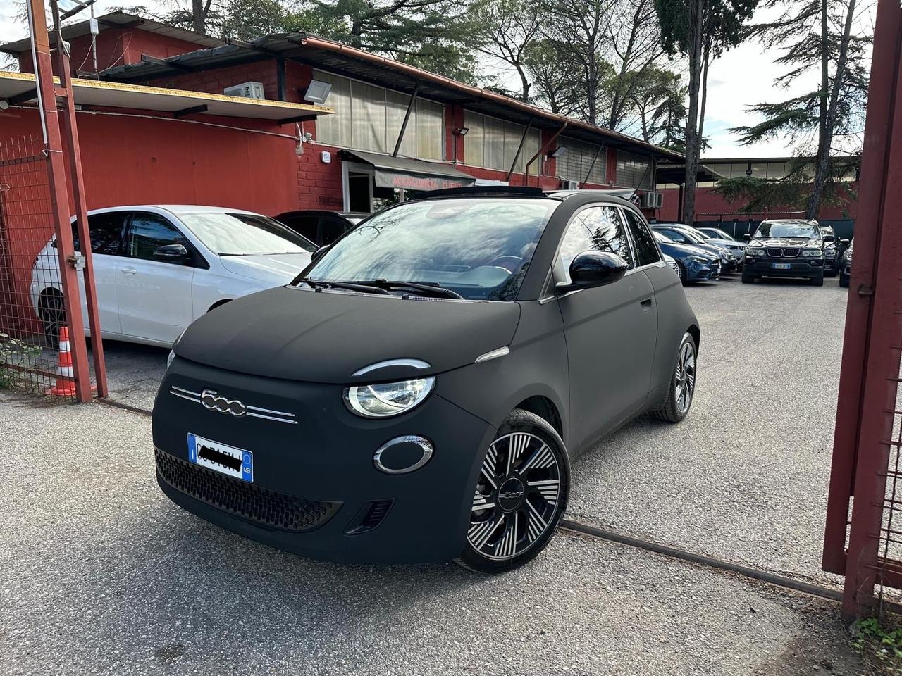 Fiat 500 La Prima Cabrio 42 kWh nera opaca full led prezzo promo