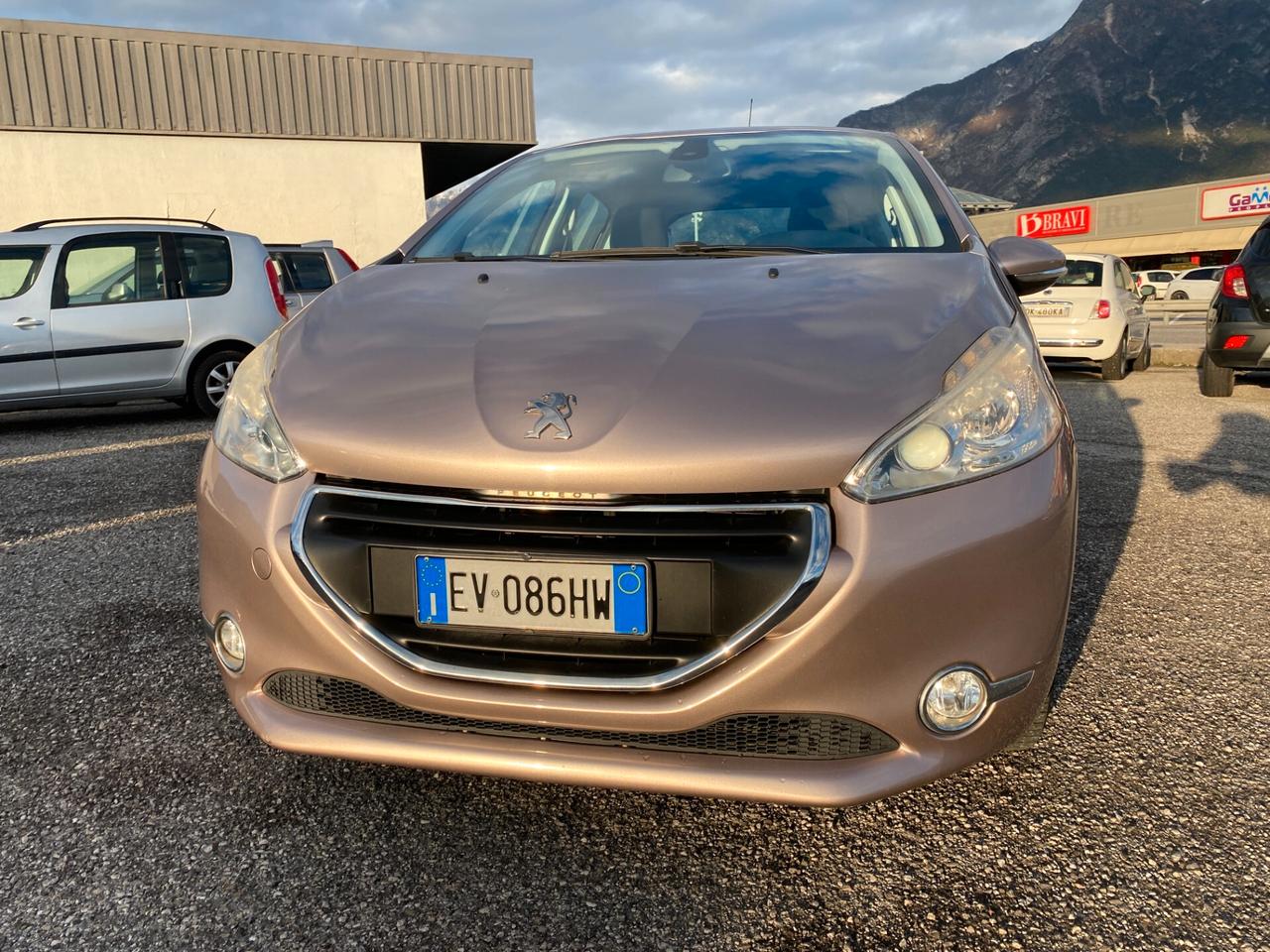 Peugeot 208 1.4 HDi 68 CV 5 porte Allure