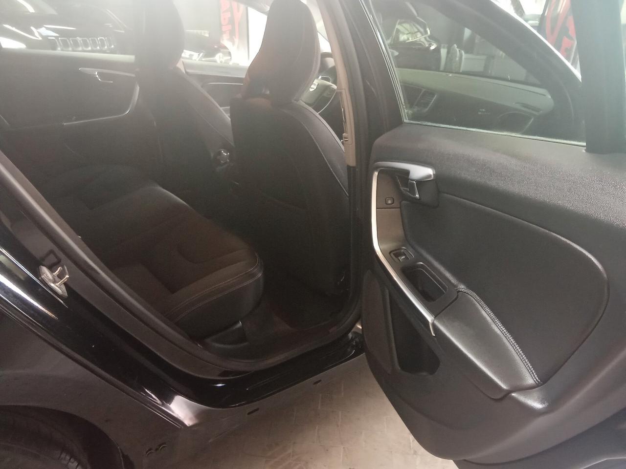 Volvo V60 D2 R-design