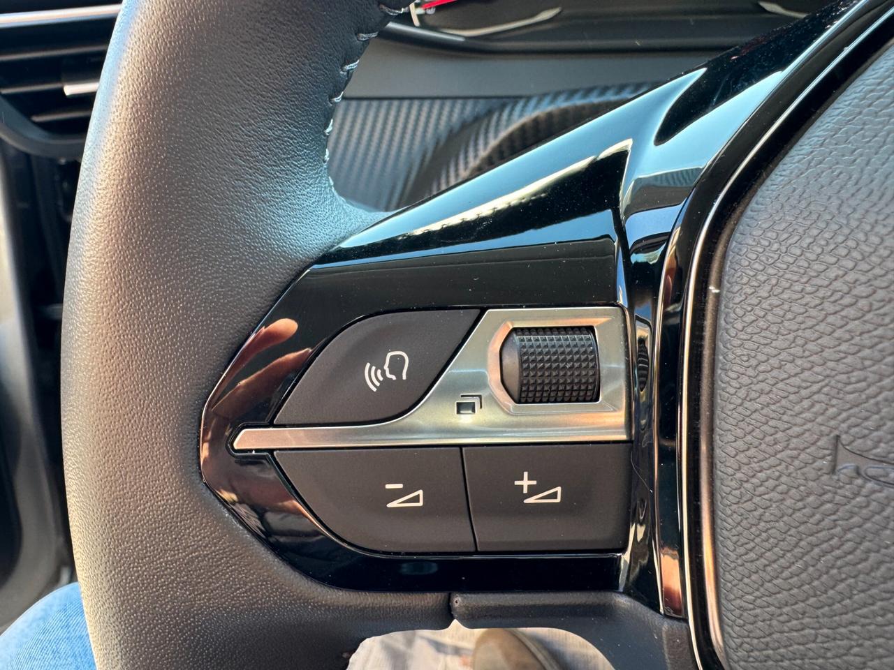 Peugeot 208 Peugeut 5 porte allure