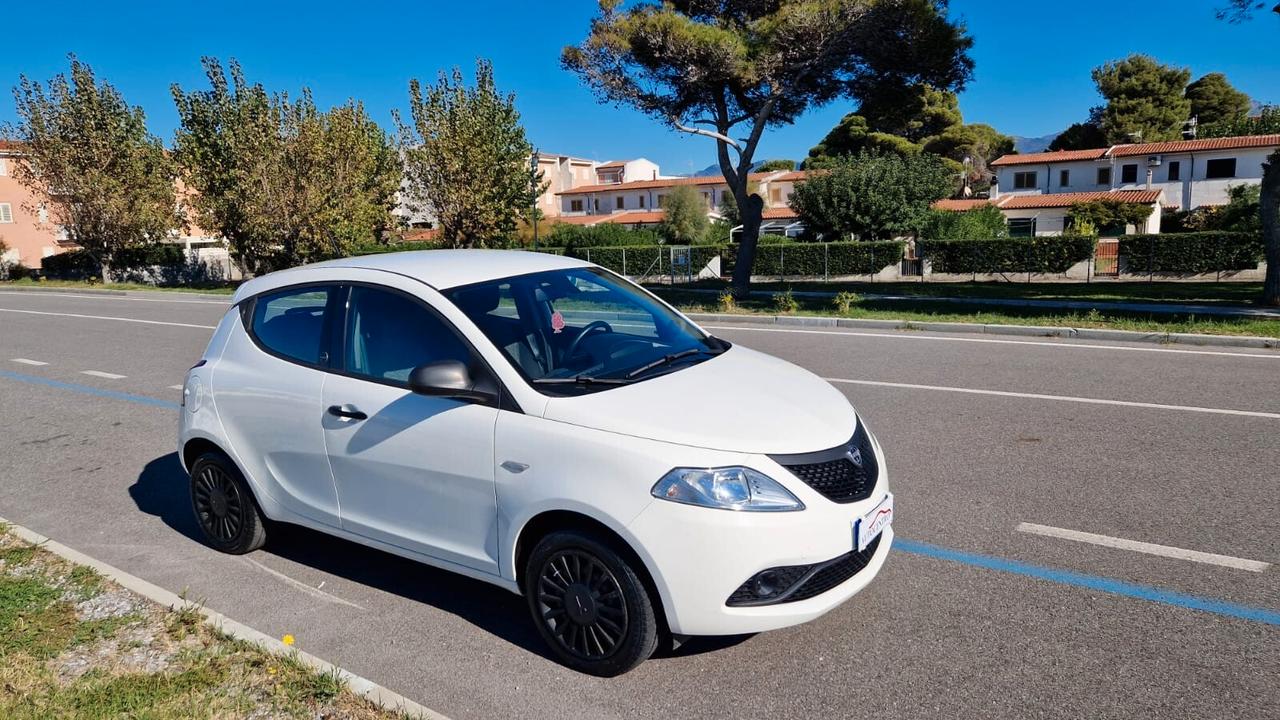 Lancia Ypsilon 1.0 FireFly 5 porte S&S Hybrid Ecochic Silver