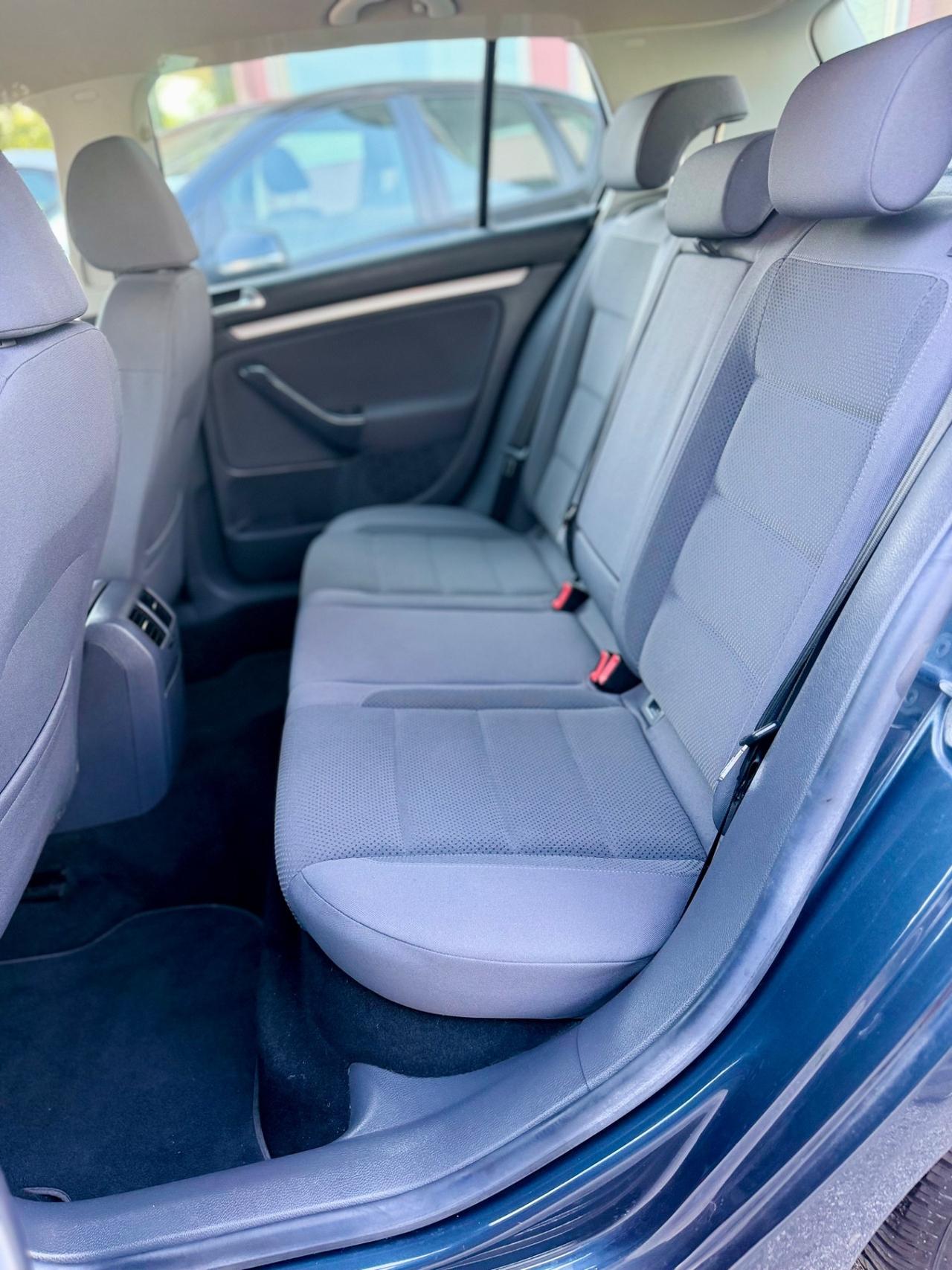 Volkswagen Golf 1,6 benzina km 120,000 ok neopatentati ! ! B