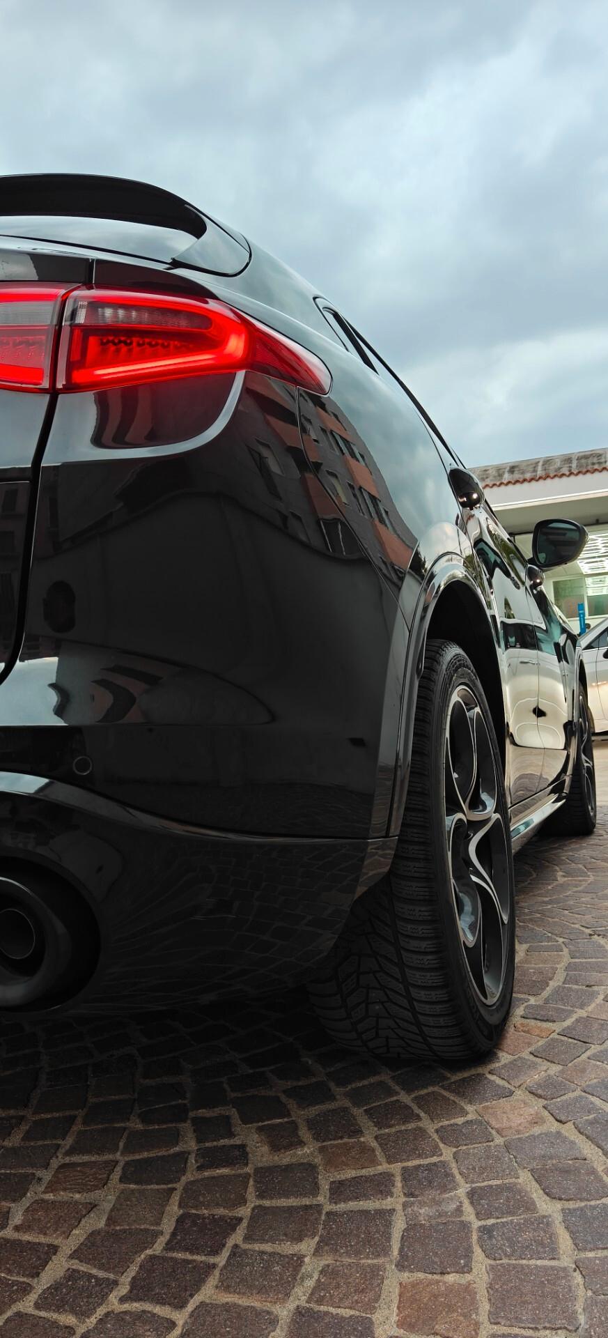 Alfa Romeo Stelvio Q4 Veloce total black
