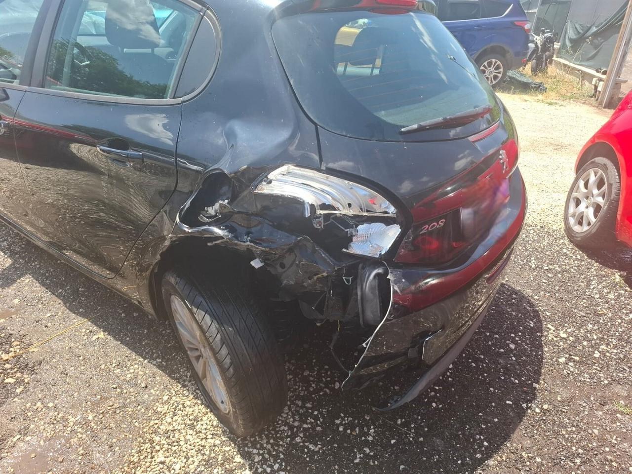 PEUGEOT 208 BLACKLINE VA IN MOTO SINISTRATA