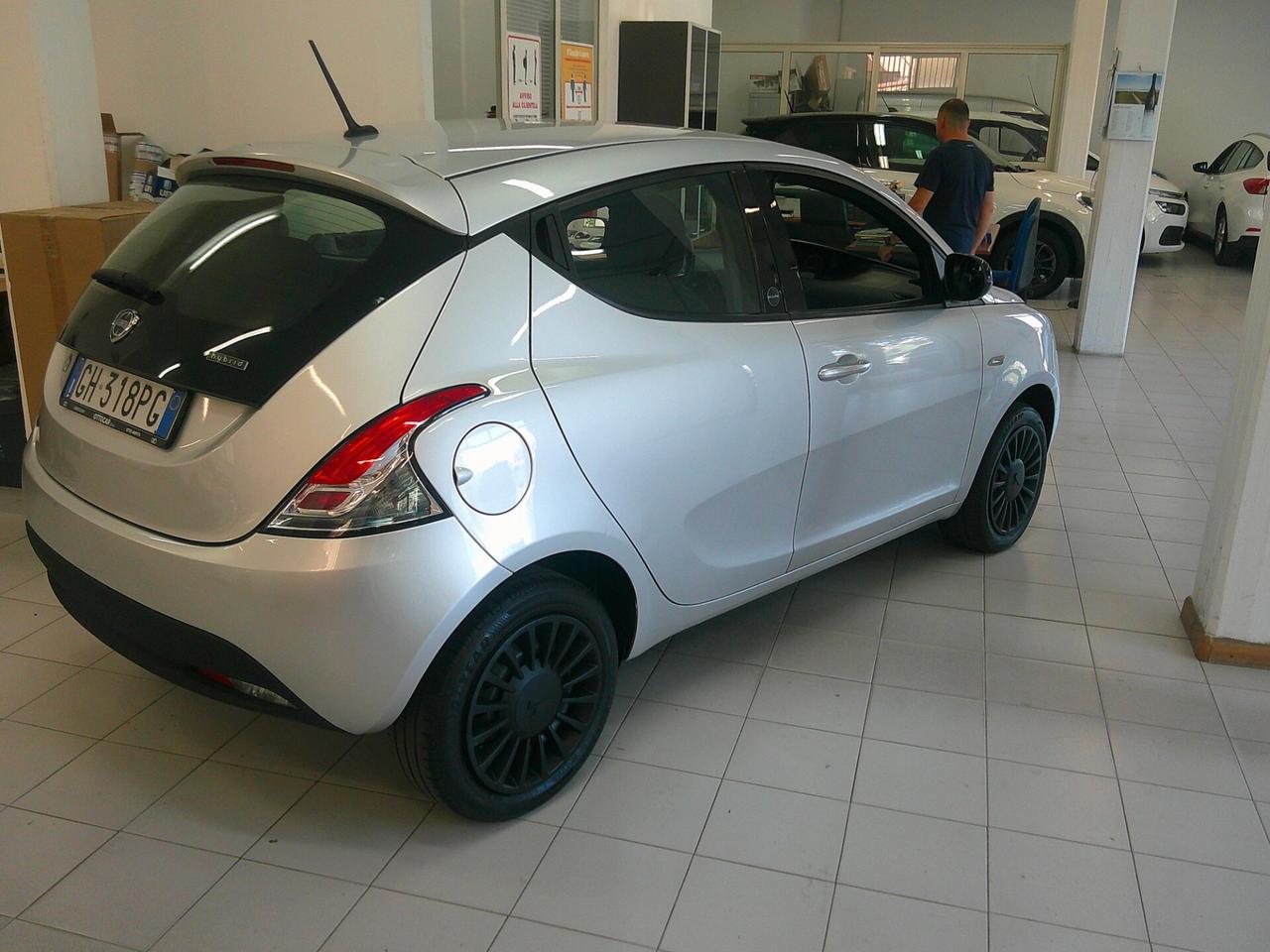 Lancia Ypsilon 1.0 FireFly 5 porte S&S Hybrid Ecochic Silver