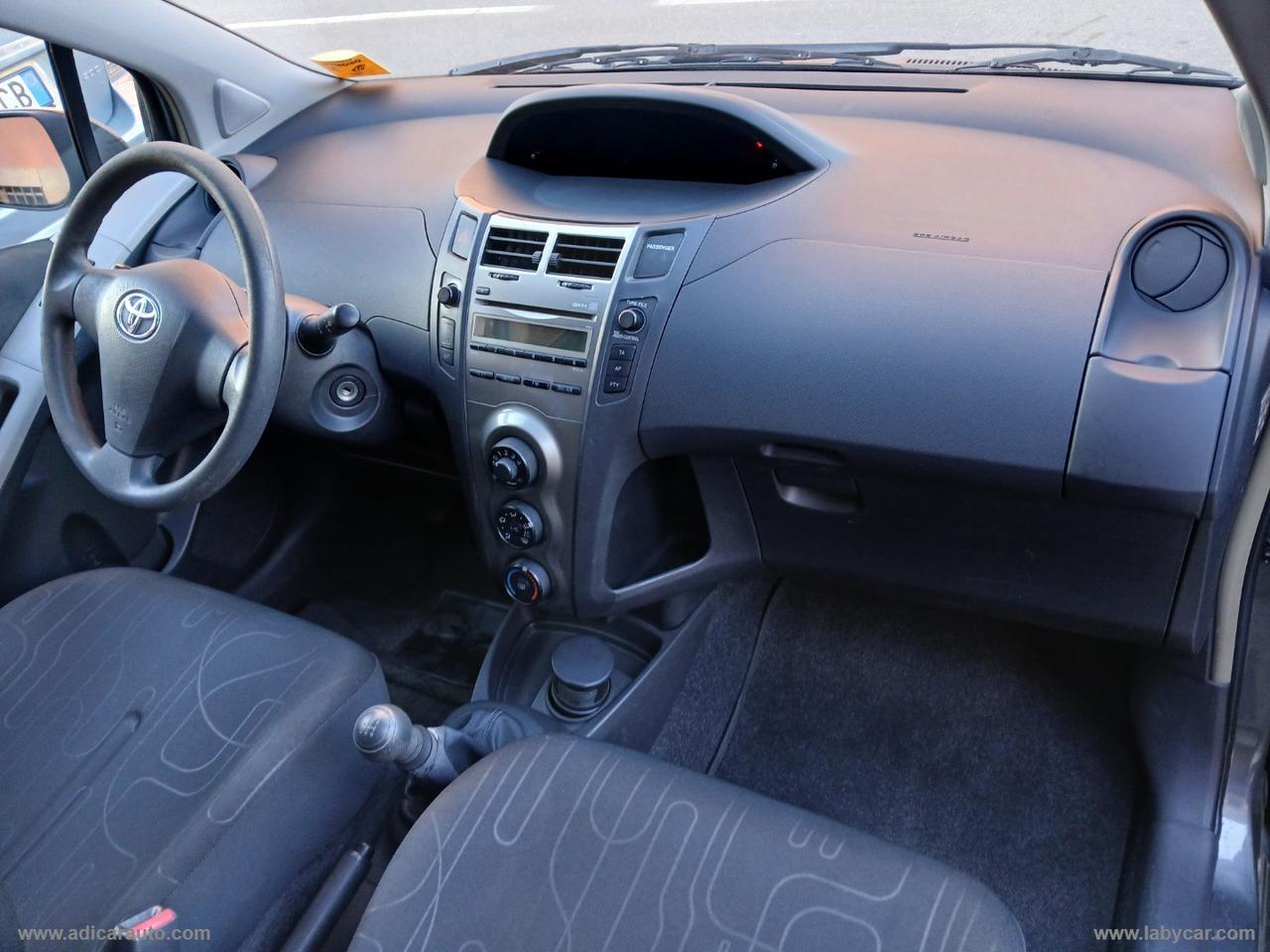 TOYOTA Yaris 1.0 3p.