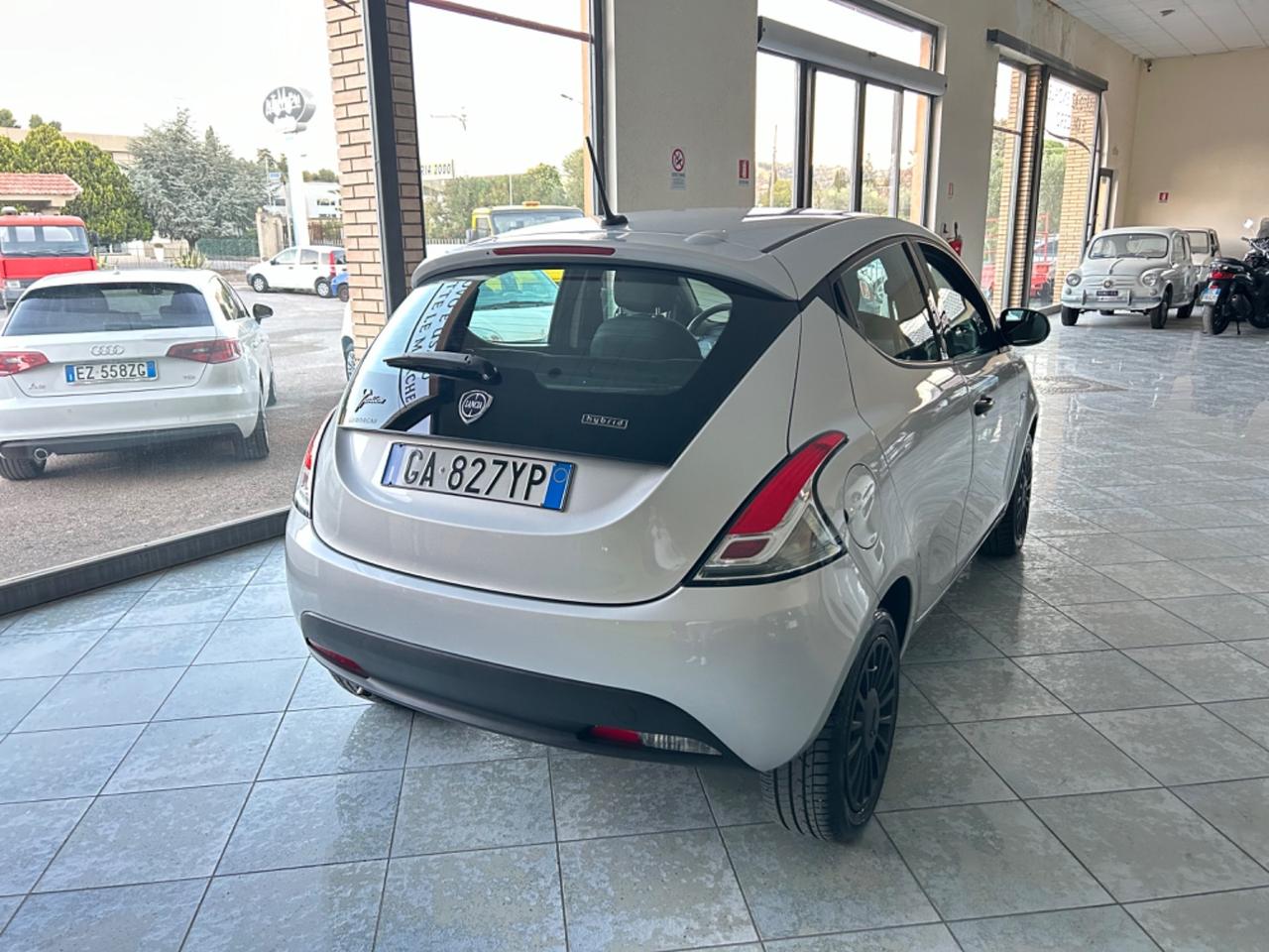 Lancia Ypsilon 1.0 FireFly 5 porte S&S Hybrid Ecochic Silver