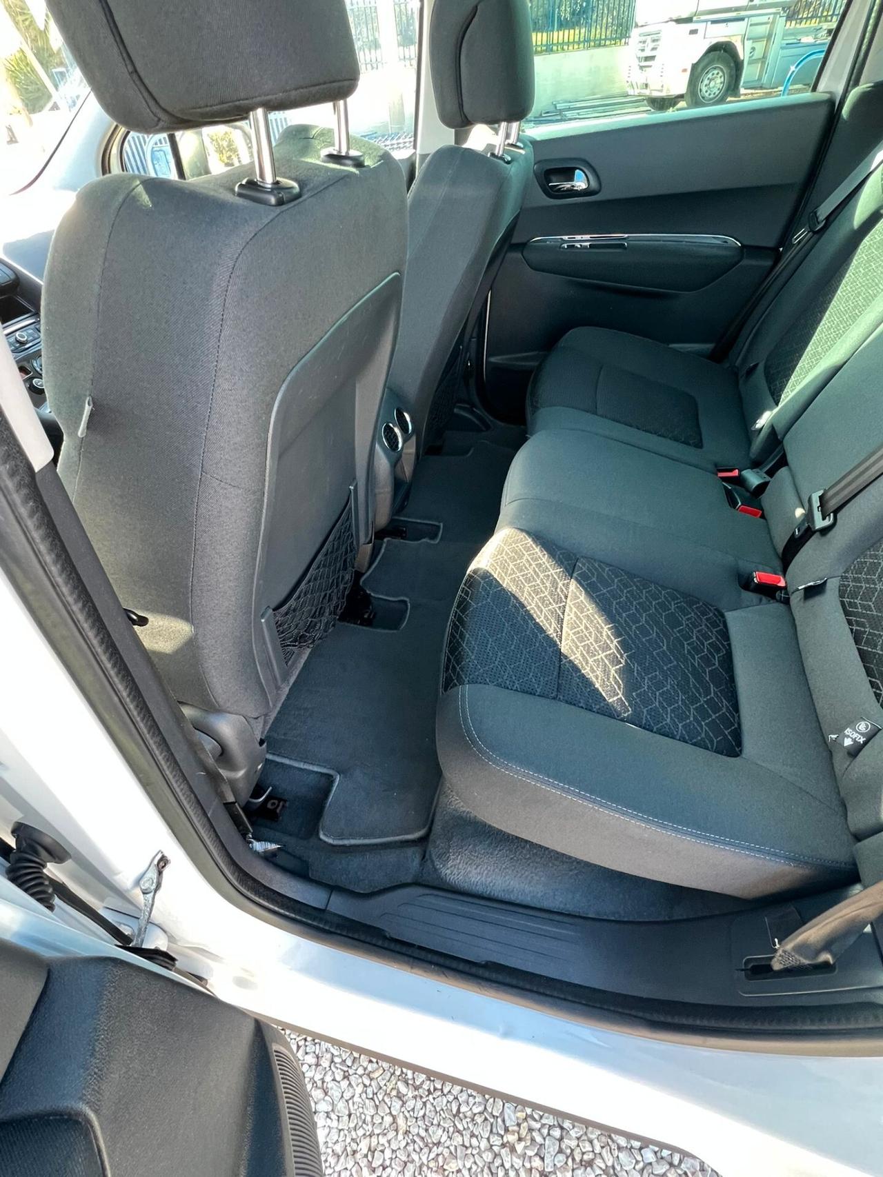 Peugeot 3008 1.6 HDi 115CV Business