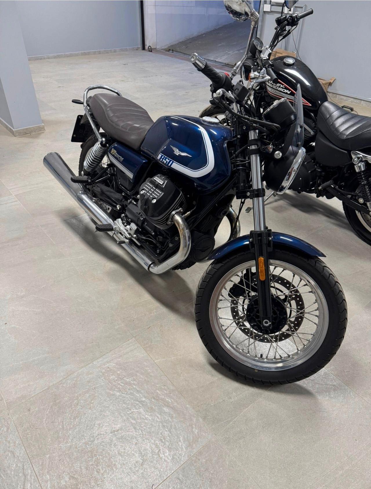 Moto Guzzi V85 V7850 SPECIAL versione speciale 100° anniversario