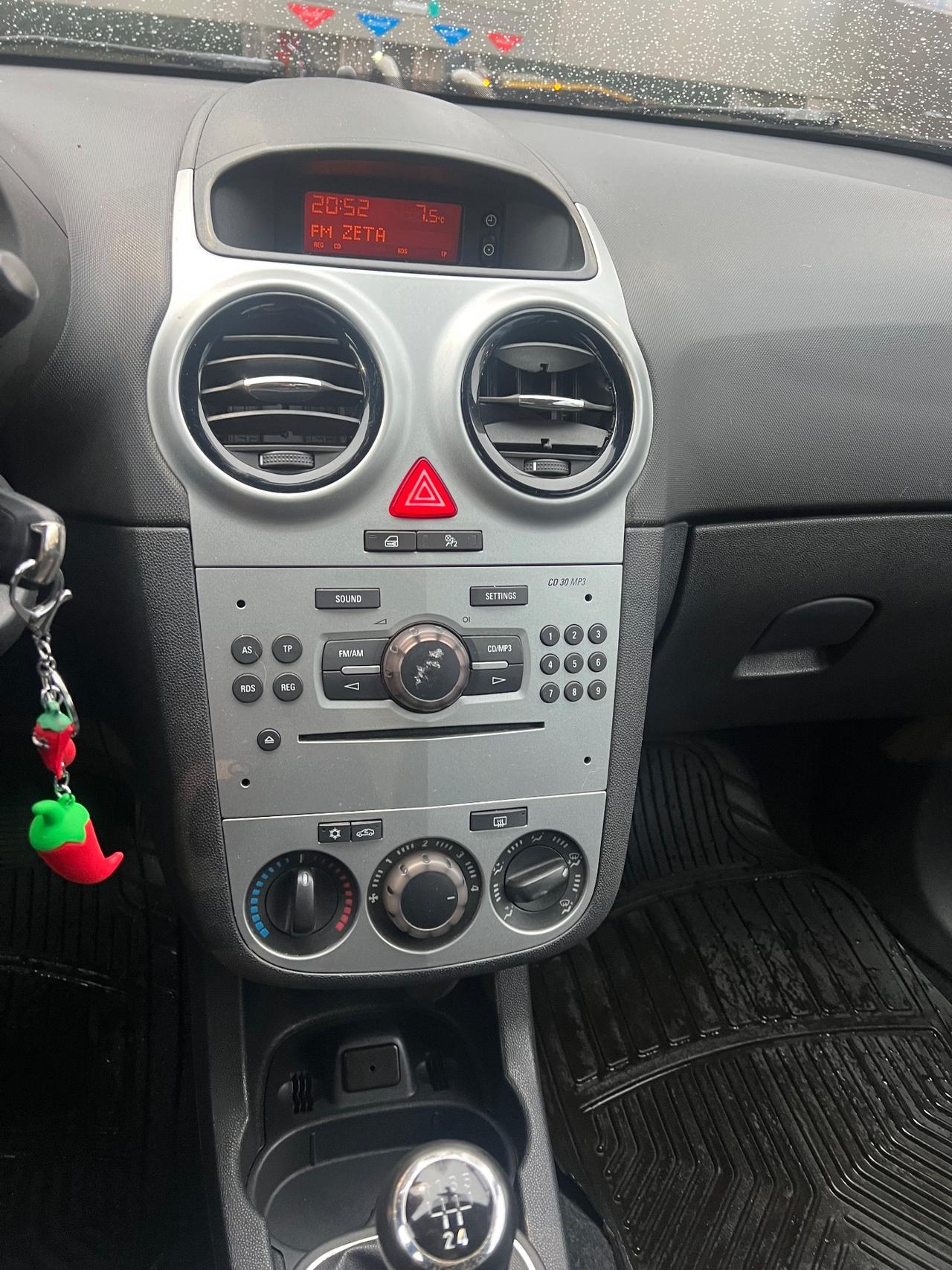 Opel Corsa 1.2 3 porte b-color