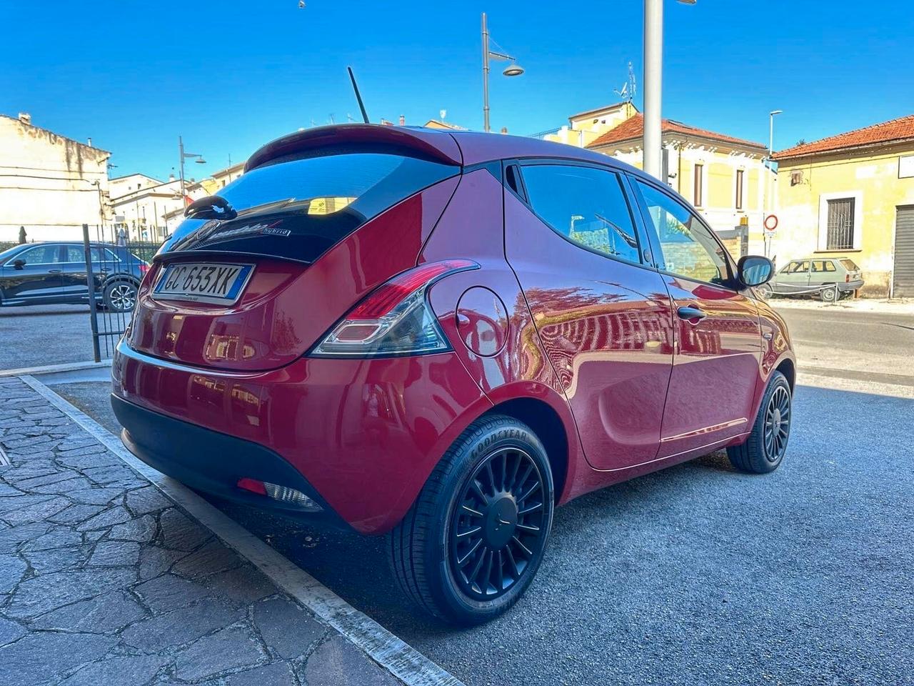 Lancia Ypsilon 1.0 Hybrid Ecochic Silver 70 CV