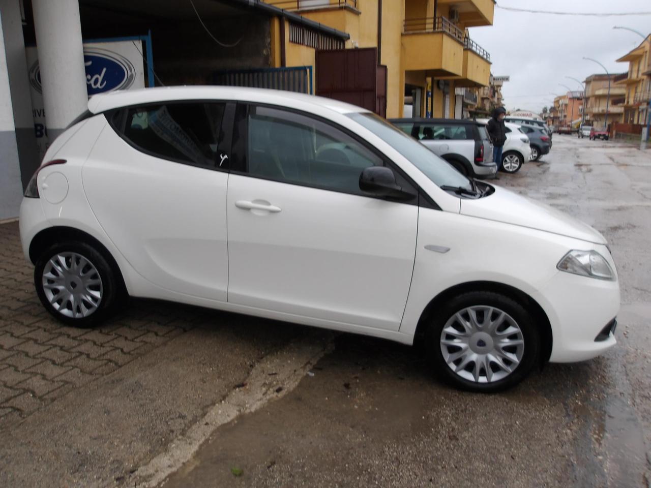 Lancia Ypsilon 5 Porte Ypsilon 1.2 8v Silver c/clima 69cv