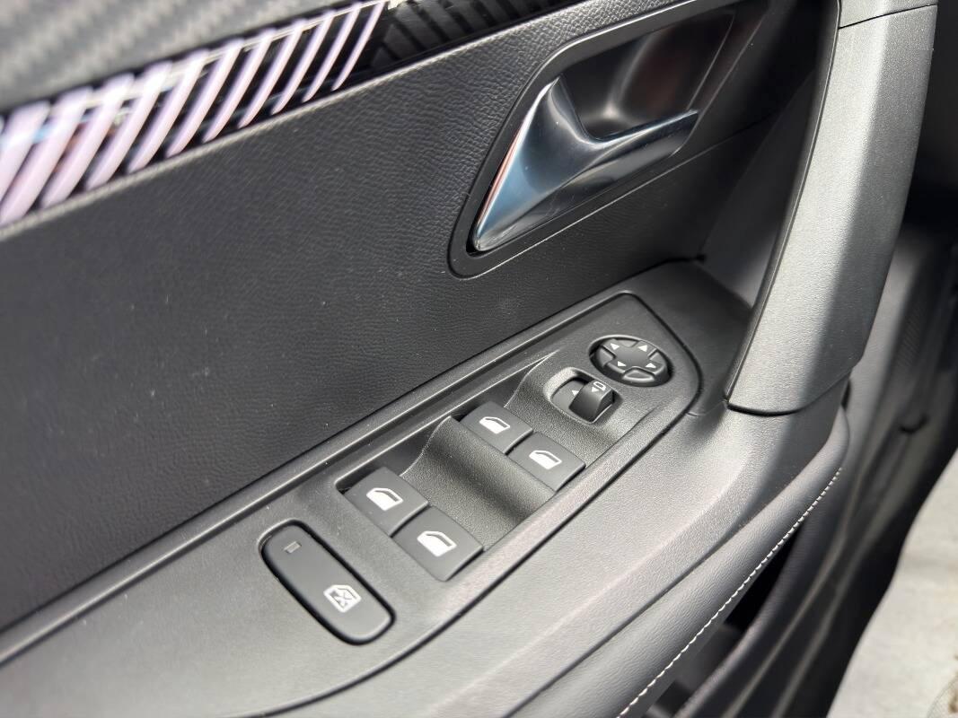 Peugeot 2008 1.2 puretech Allure s&s 100cv Con NAVIGATORE