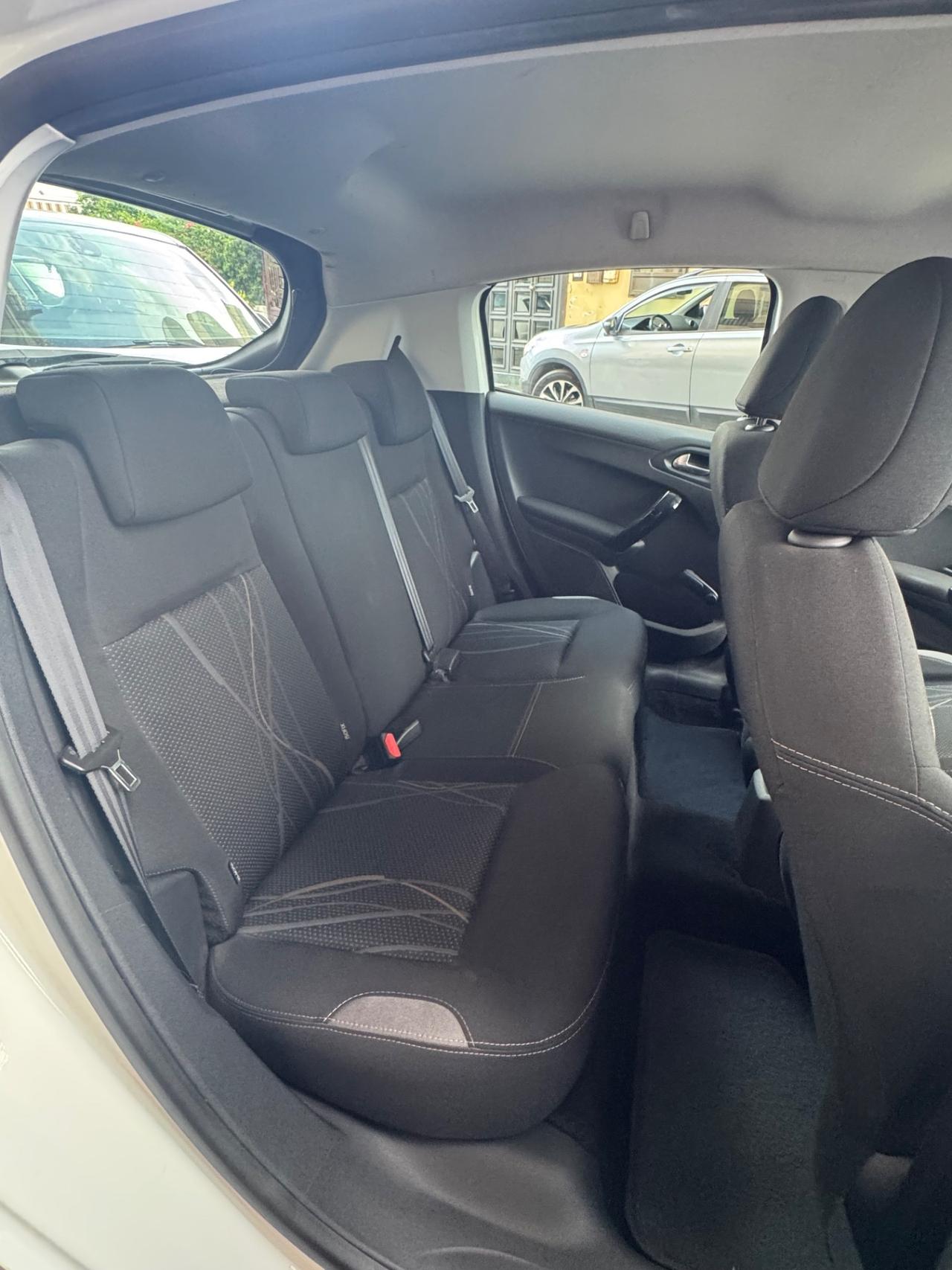 Peugeot 208 1.4 HDi 68 CV 5 porte Allure