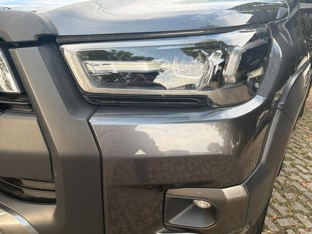Toyota Hilux 2.4 D-4D A/T 4WD 4 porte Double Cab Invincible