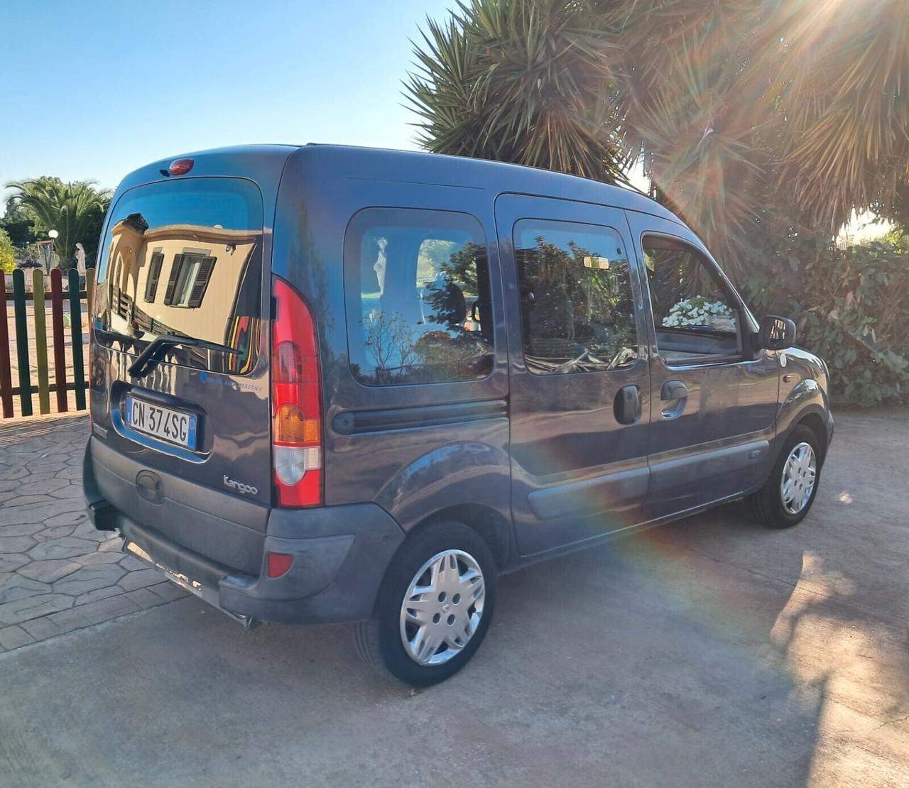 Renault Kangoo TRASPORTO DISABILI PIANALE RIBASSATO UNIPRO