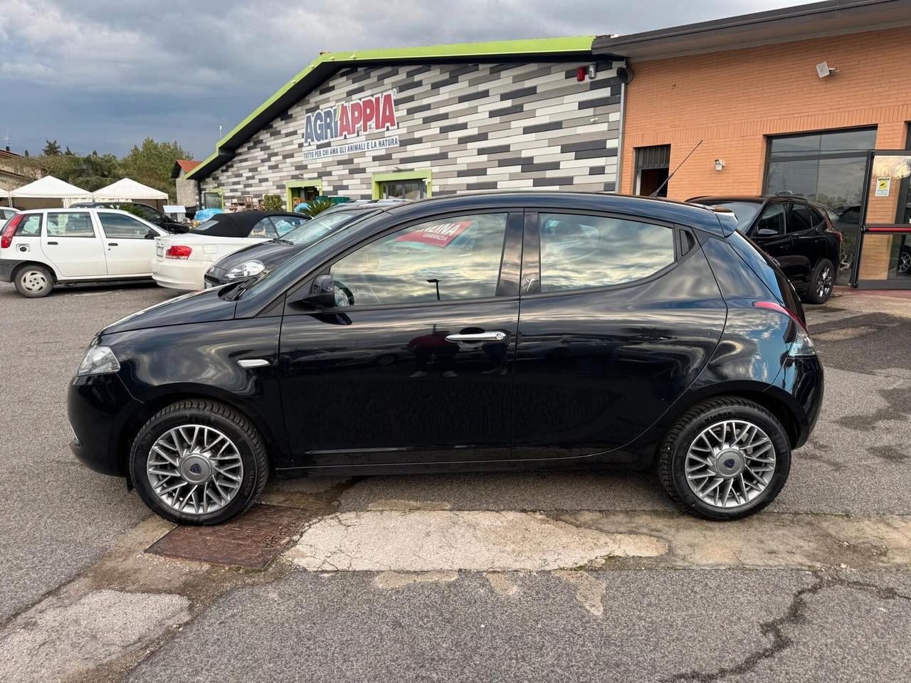 Lancia Ypsilon 0.9 TWINAIR 85CV DFN AUTOM GOLD 2012