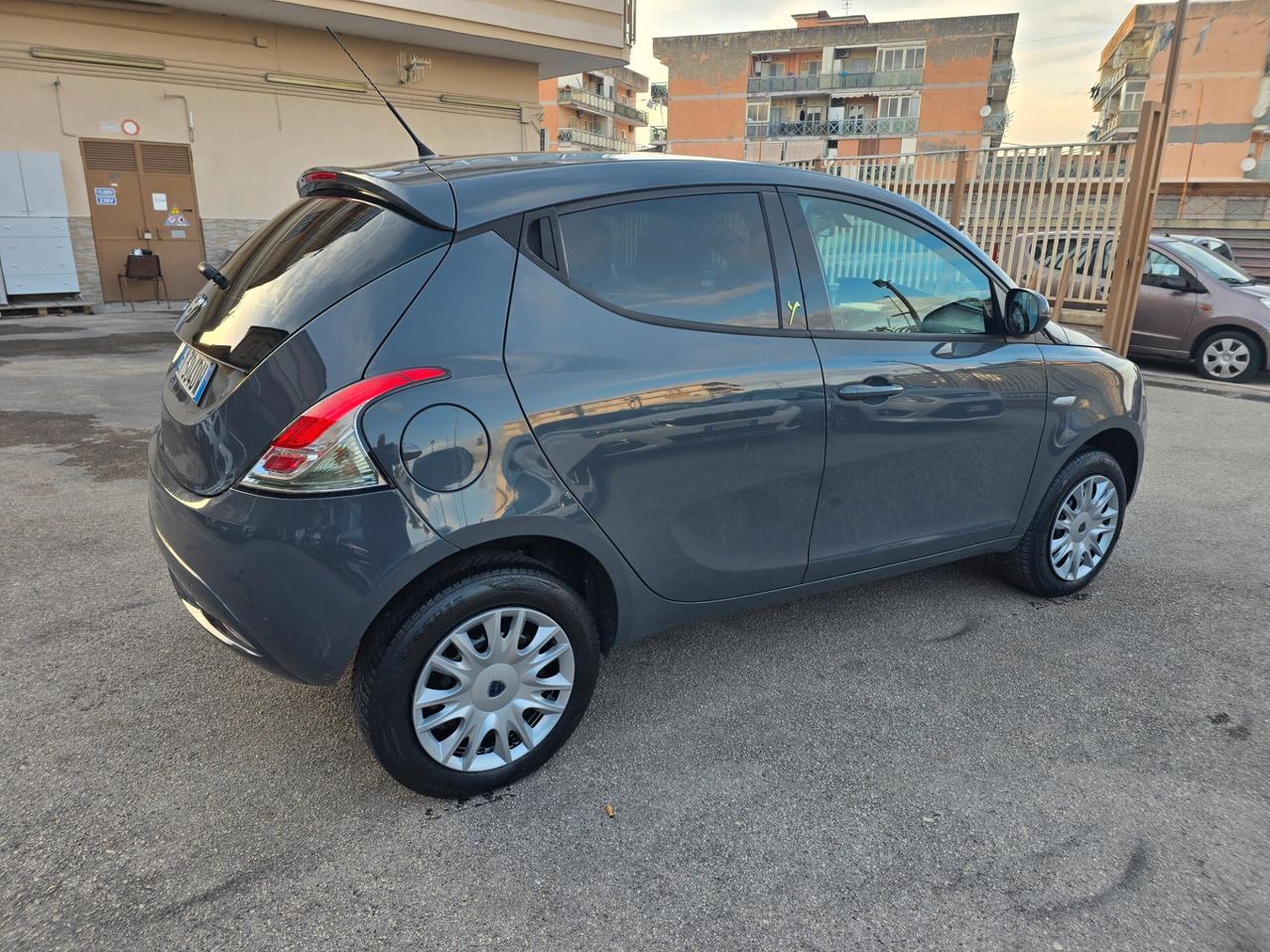 Lancia Ypsilon 0.9 TwinAir 85 CV 5 porte Metano Ecochic Elefantino