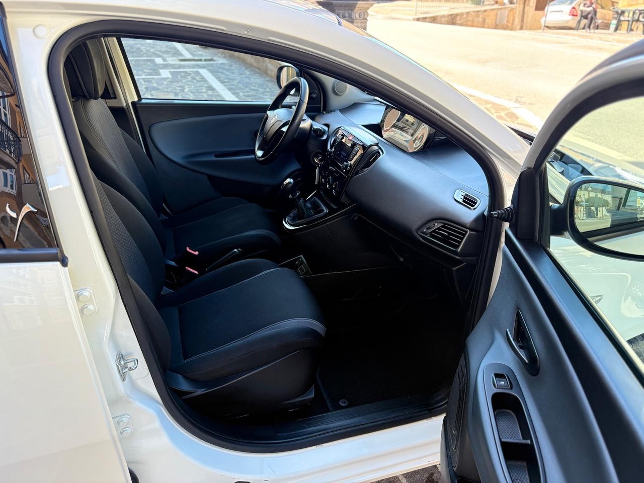 Lancia Ypsilon 1.2 69 CV 5P Gold UCONNECT Blue&Me