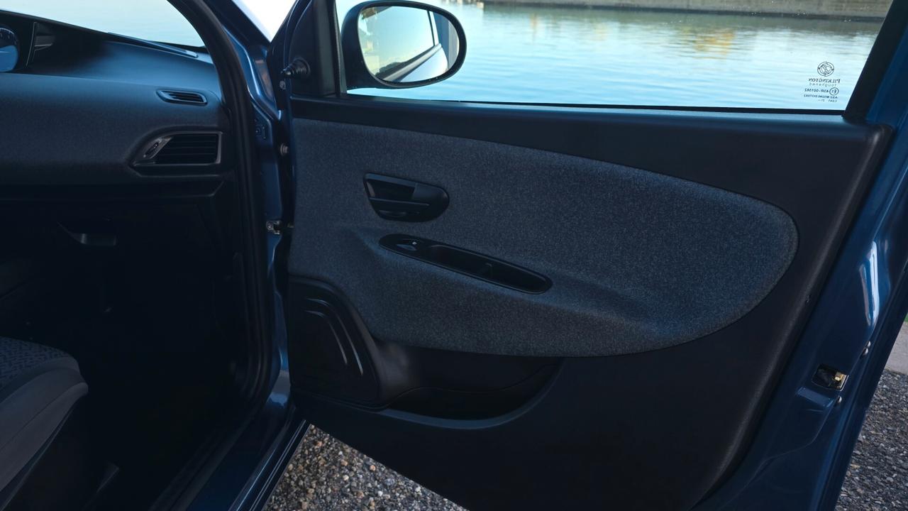 Lancia Ypsilon 1.0 FireFly 5 porte S&S Hybrid Ecochic Silver