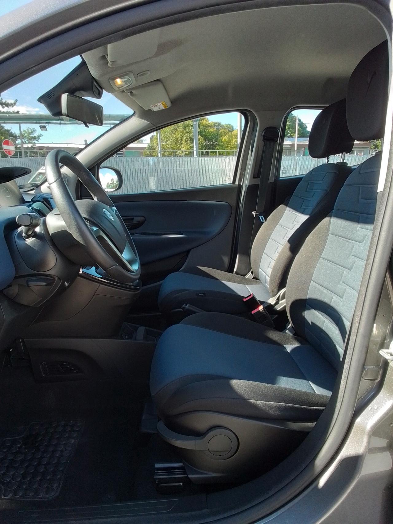 Lancia Ypsilon 1.0 FireFly 5 porte S&S Hybrid Platino