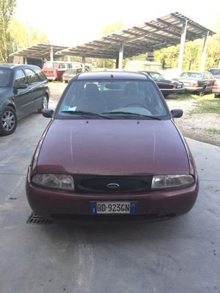 FORD Fiesta non funzionante - completamente da revisionare.