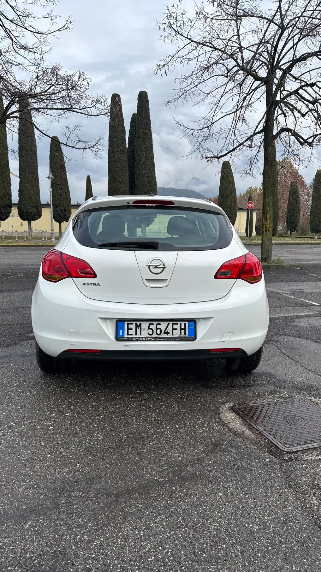 Opel Astra 1.4 – 2012 adatta a neopatentati