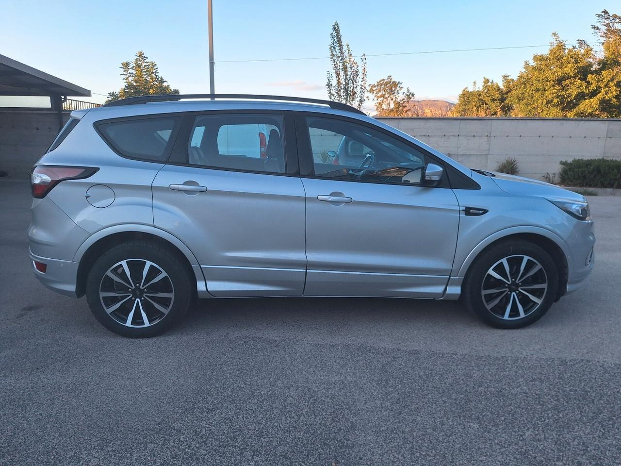 Ford Kuga 1.5 TDCI 120 CV S&S 2WD ST-Line