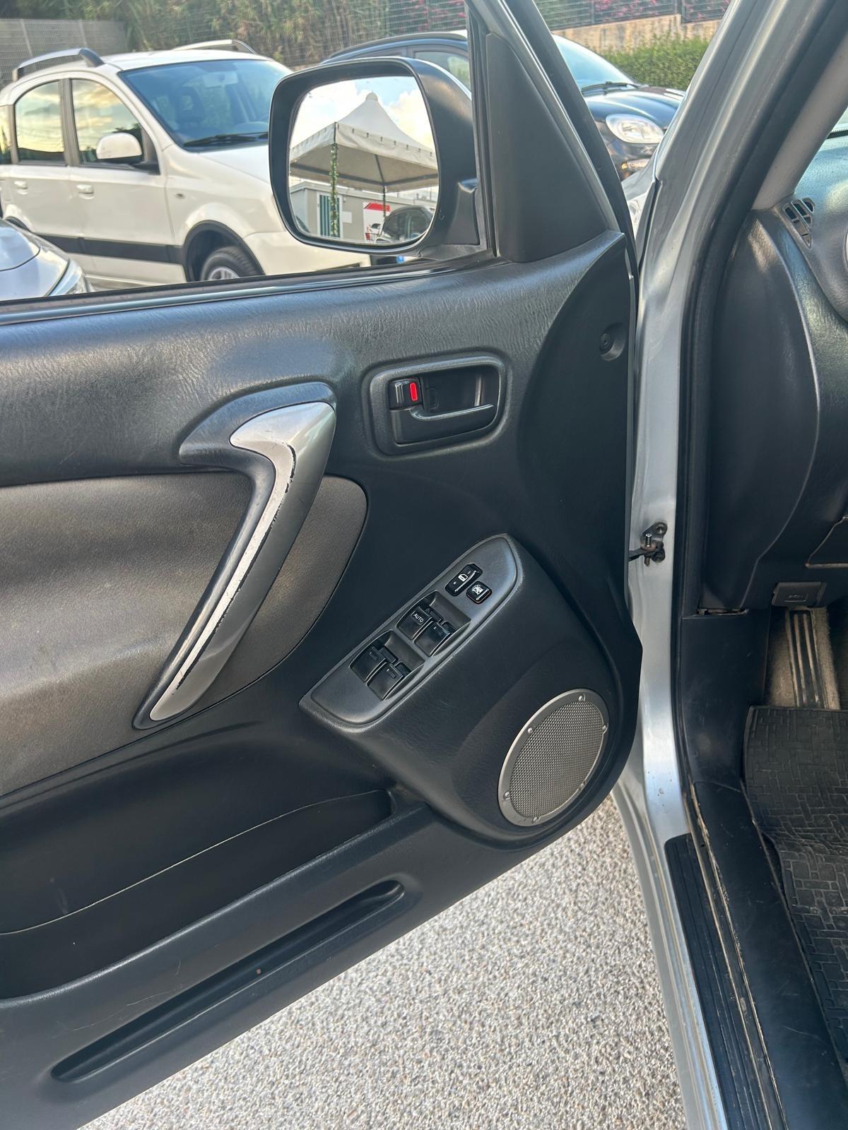 Toyota RAV4 2.0 Tdi 4D gancio carrello N1 autocarro