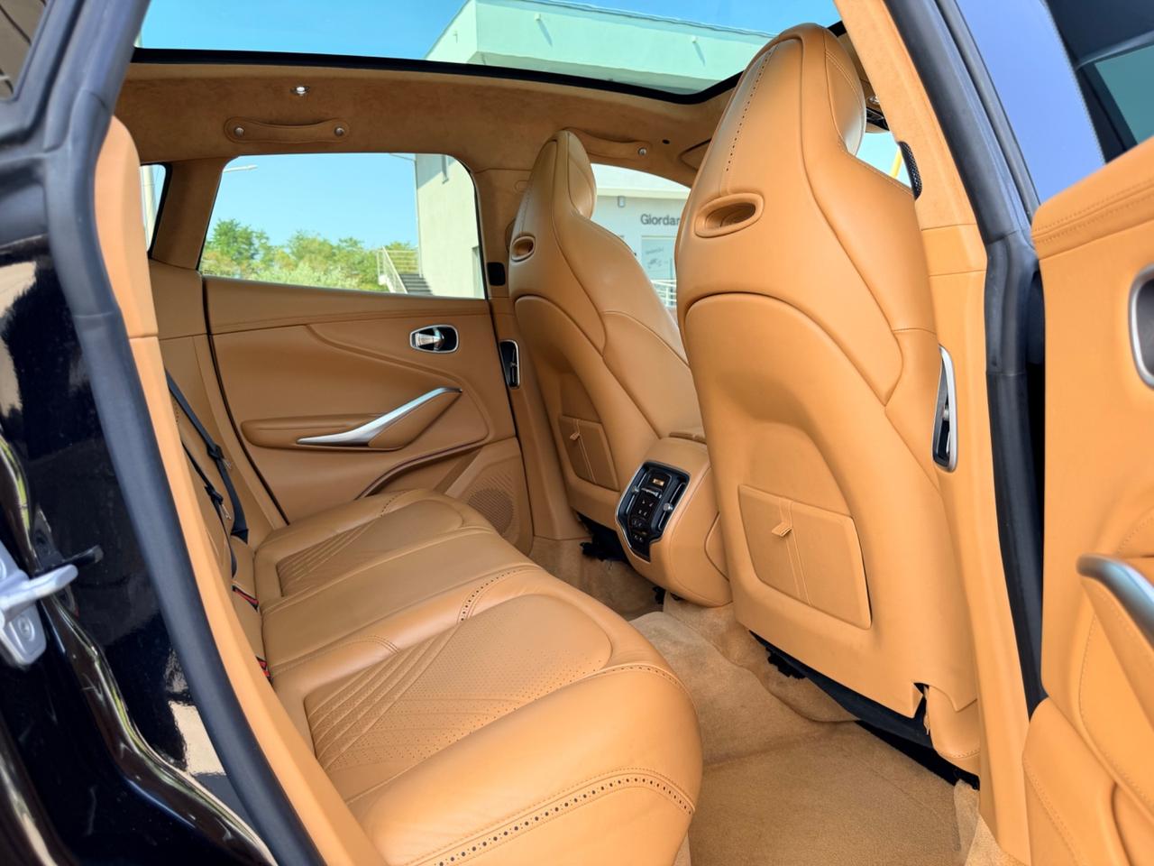 Aston Martin DBX in garanzia