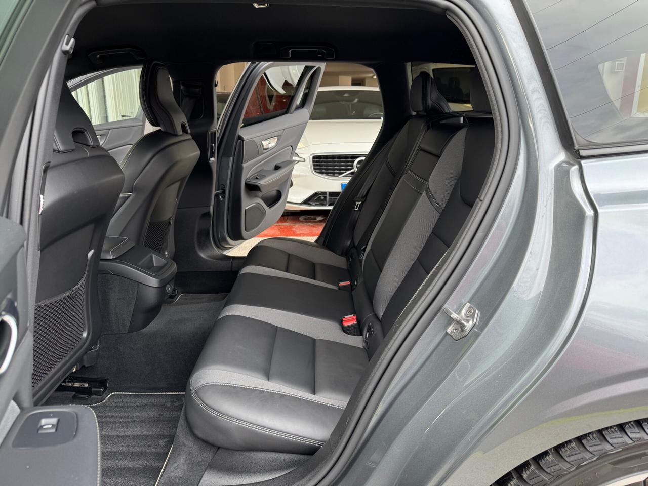 Volvo V60 2.0 b4 R-Design Hybrid GARANZIA 24 MESI