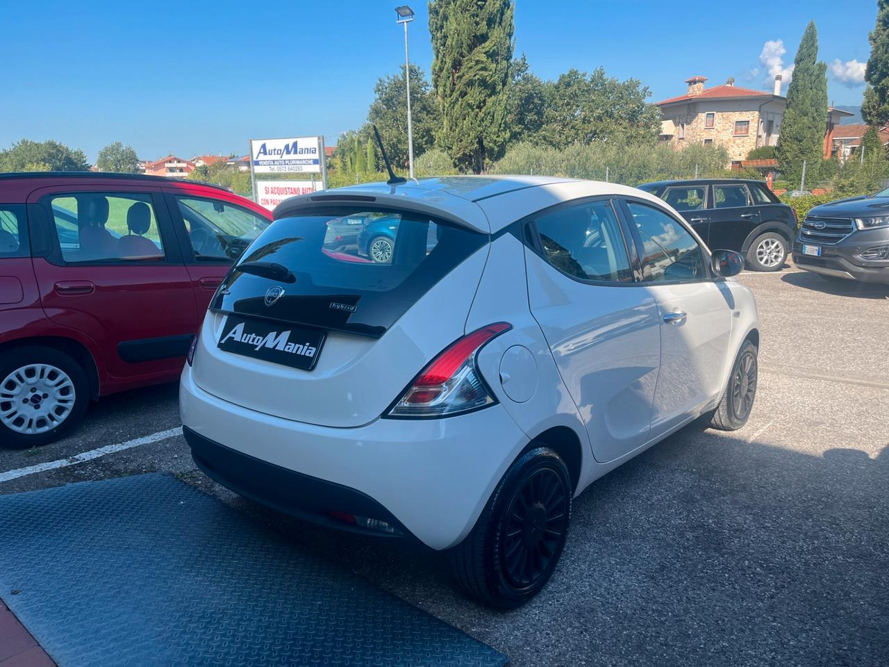 Lancia Ypsilon 1.0 FireFly 5 porte S&S Hybrid Silver