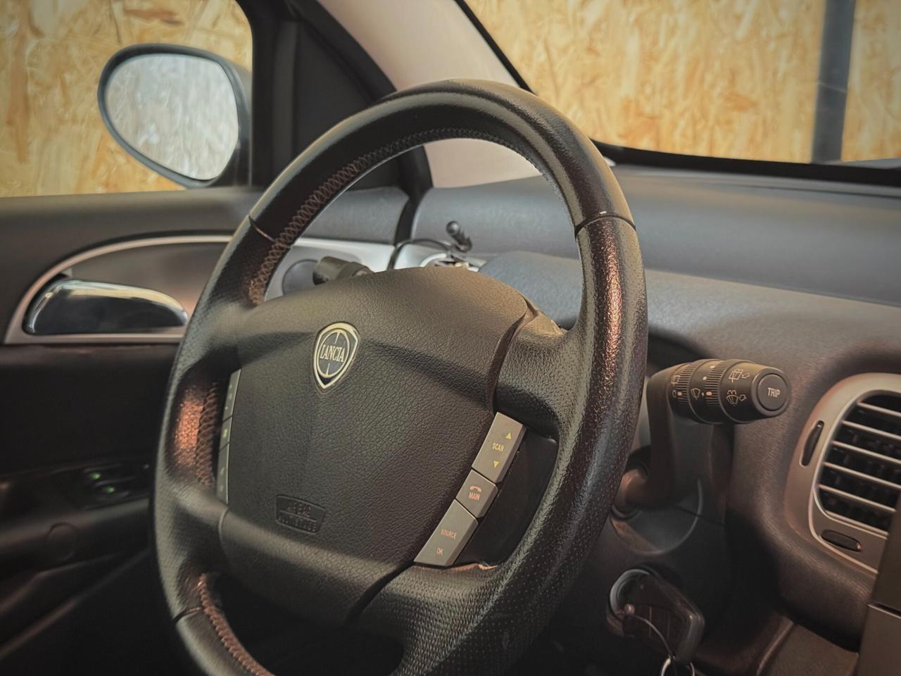 Lancia Ypsilon 1.4 Sport MomoDesign