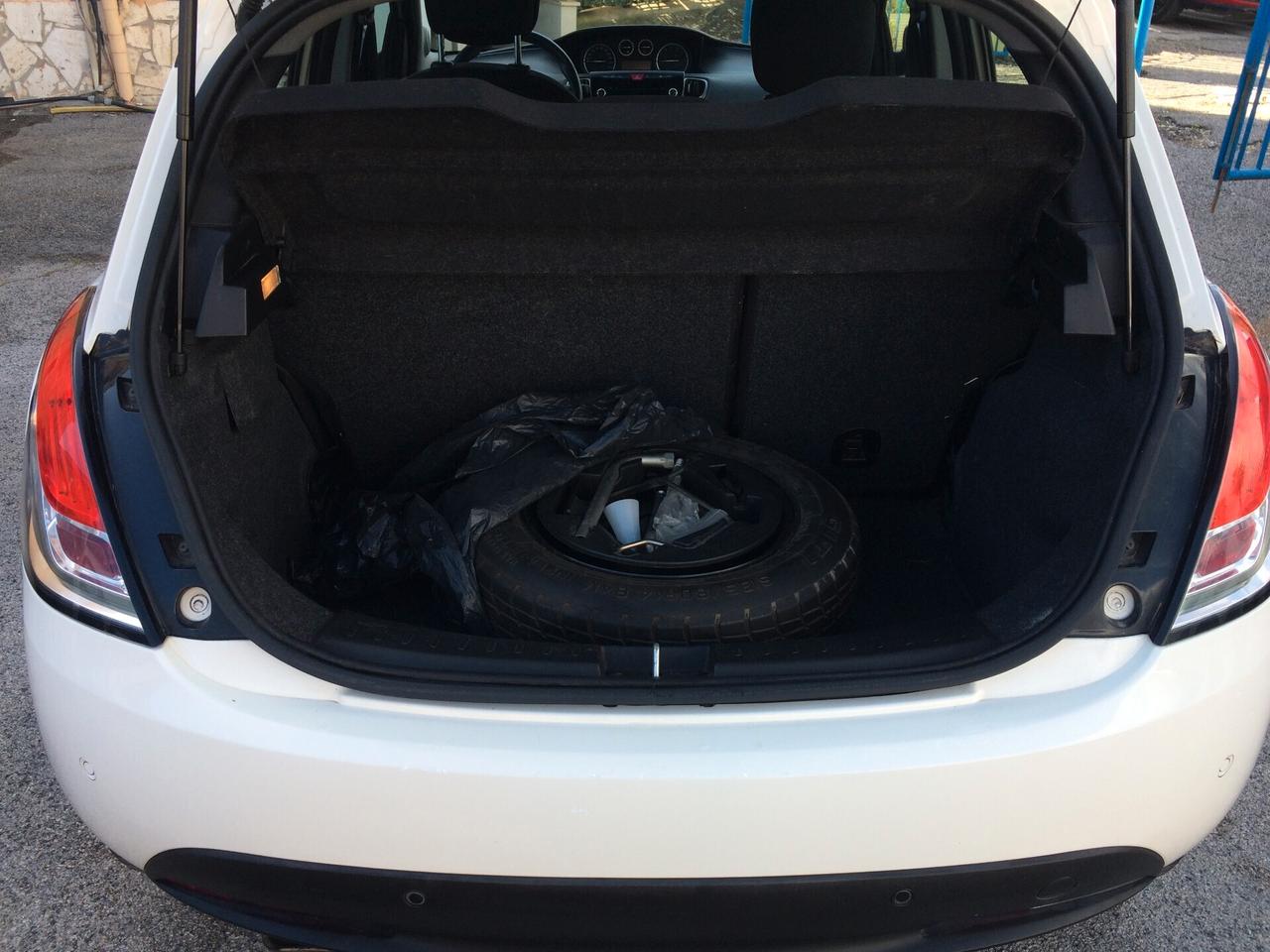 Lancia Ypsilon 1.2 69 CV 5 porte GPL Gold tagliandata distribuzione eseguita a km 138000 garanzia !