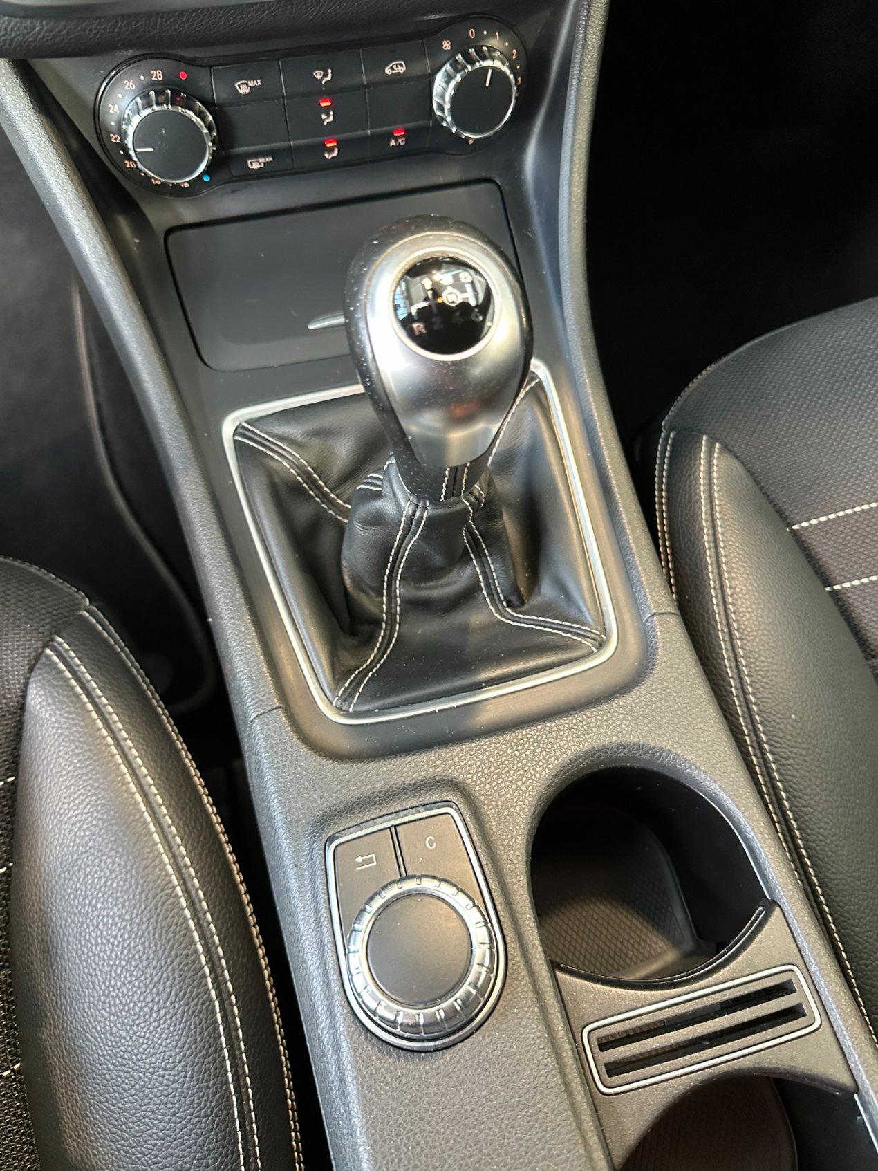 Mercedes GLA 200 Sport - Xeno - 18" - Navi - Sensori park
