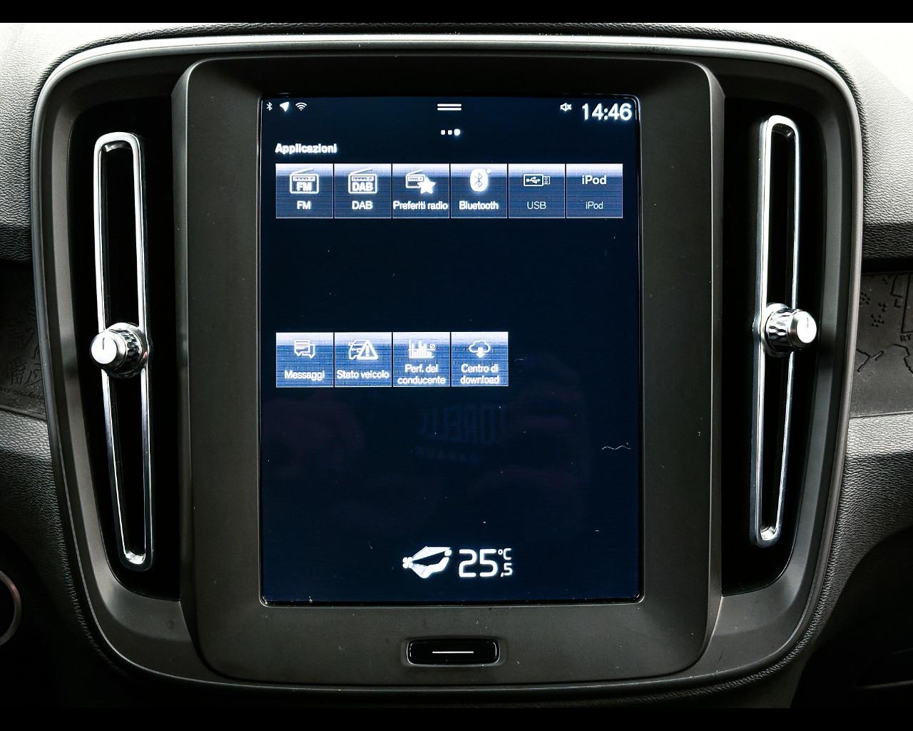 VOLVO XC40 (2017-->) - XC40 T2 Geartronic Momentum Core N1