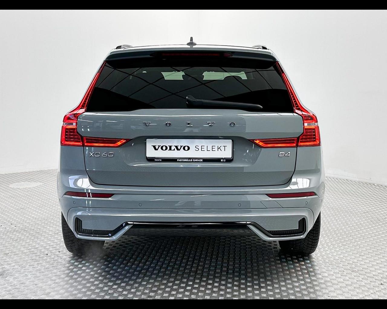 VOLVO XC60 B4 automatico Plus Dark
