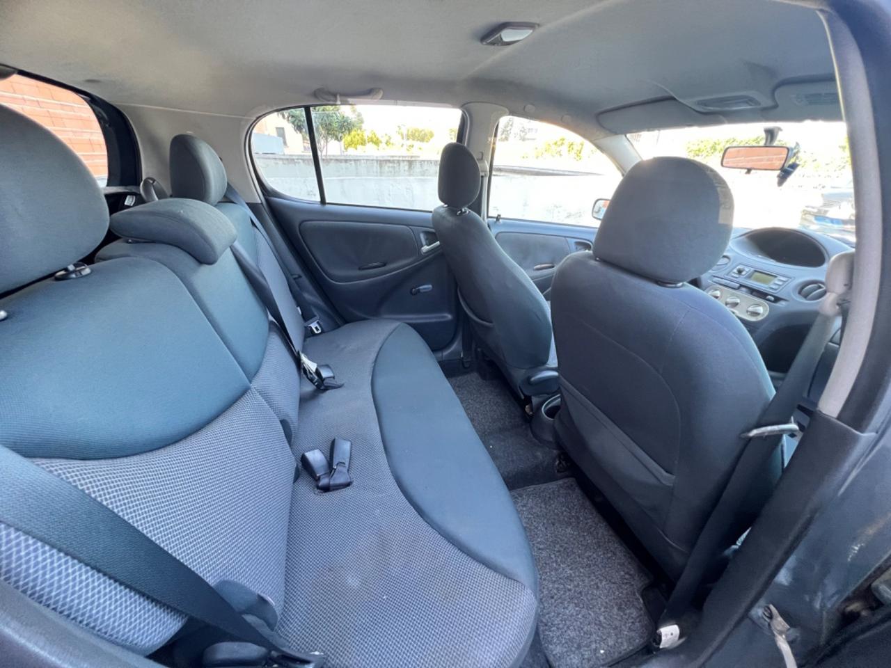 Toyota Yaris 1.3i 16V cat 5 porte Sol