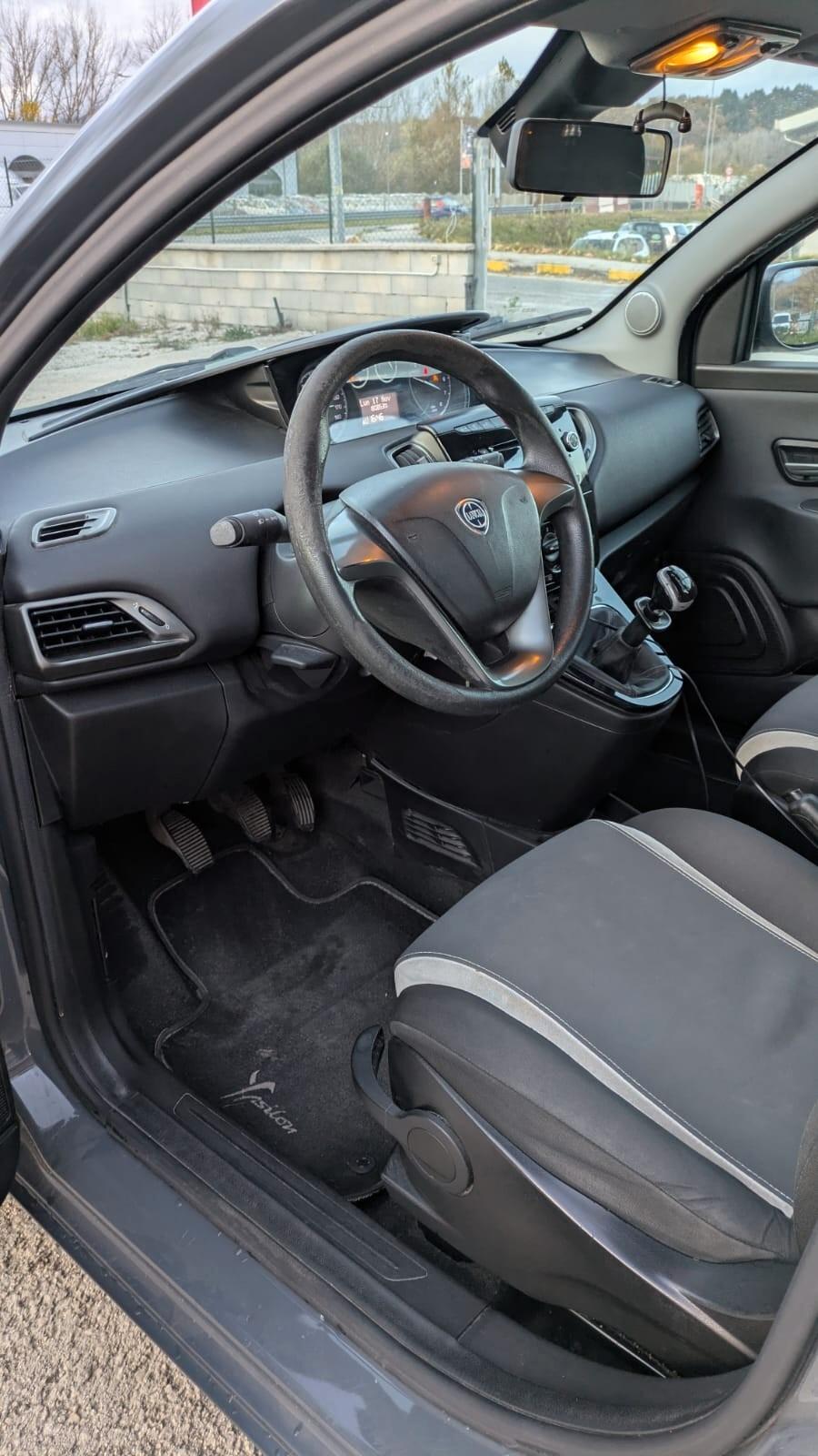 Lancia Ypsilon 0.9 TwinAir 85 CV 5 porte Metano Ecochic Silver