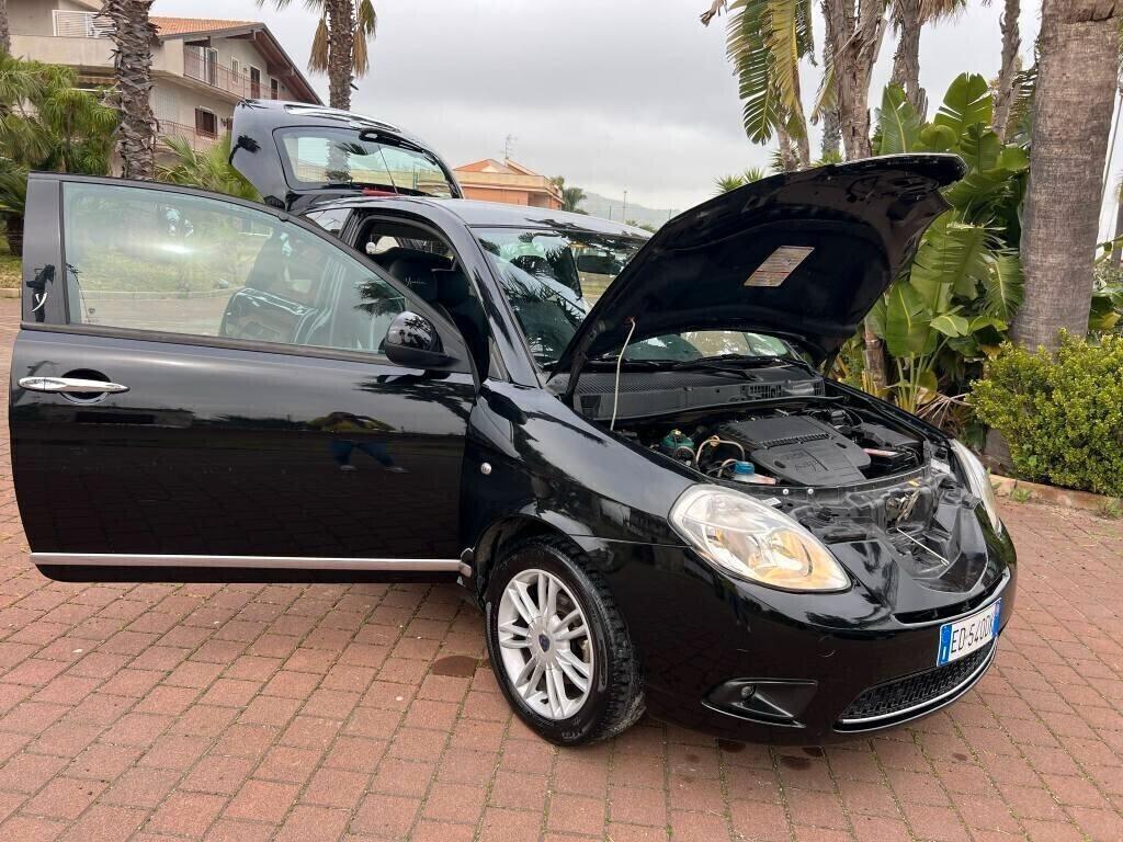 Lancia Ypsilon 1.3 MJT 75 CV Platino