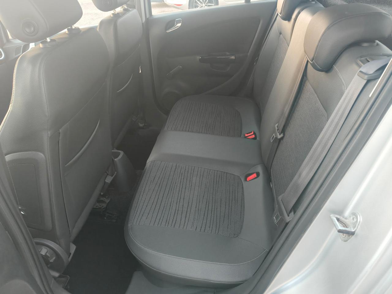 Opel Corsa con gancio traino e garanzia