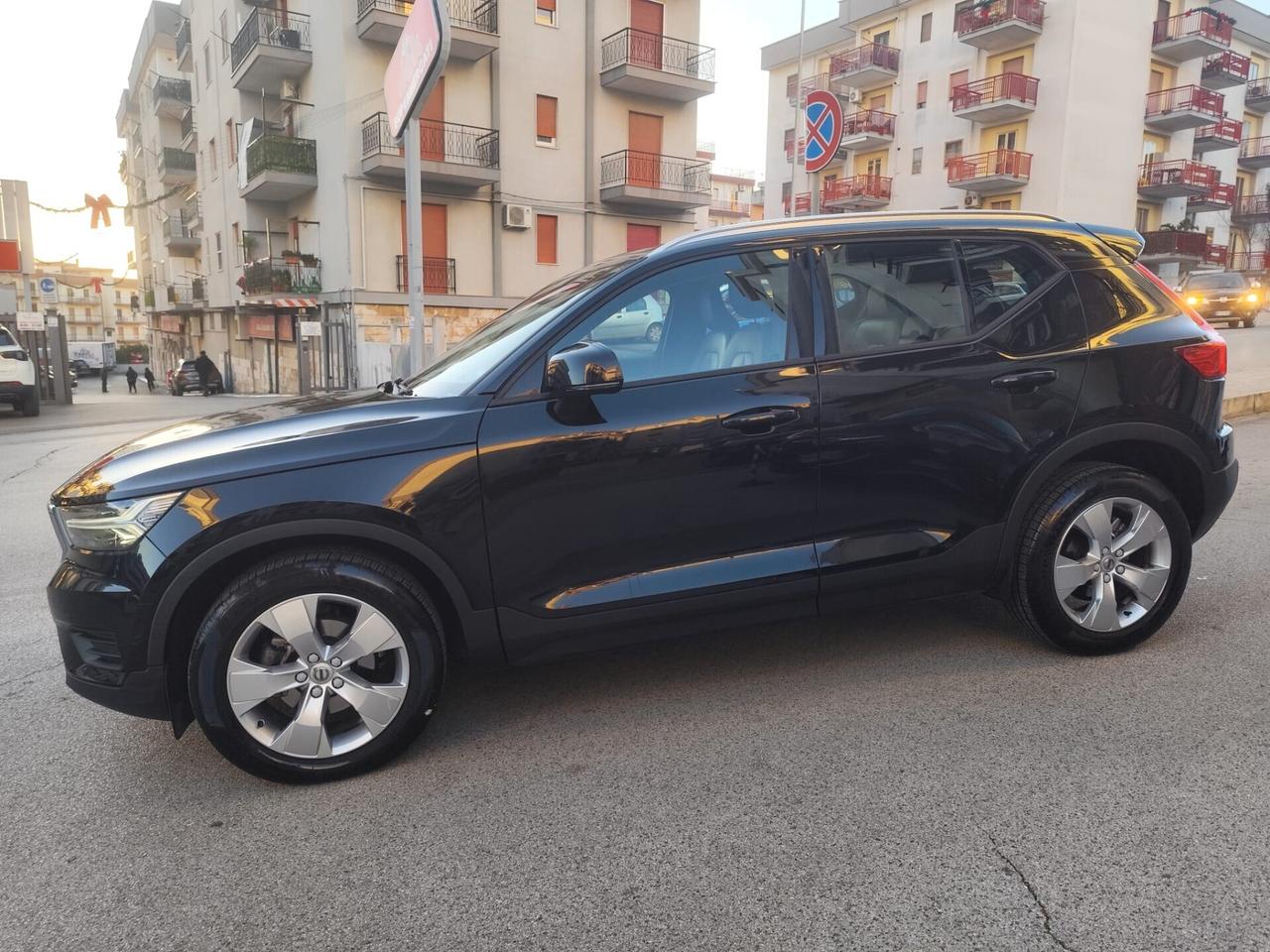 Volvo XC40 2.0 D3 Momentum * Strafull * Pelle * Navi * Garantita 12 Mesi