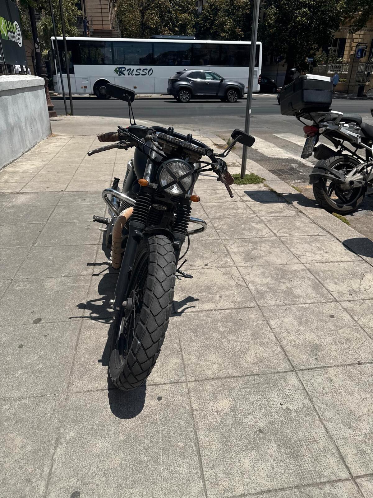 Triumph Bonneville T100 black